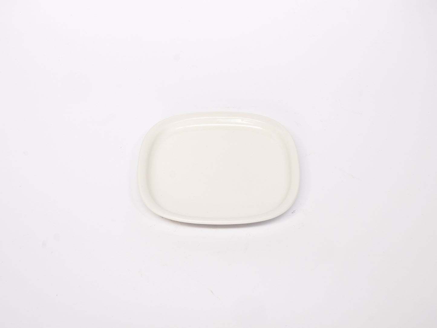 White and black ceramic plate from 柳宗理's S series, featuring a sleek, minimalist design with a glossy finish.