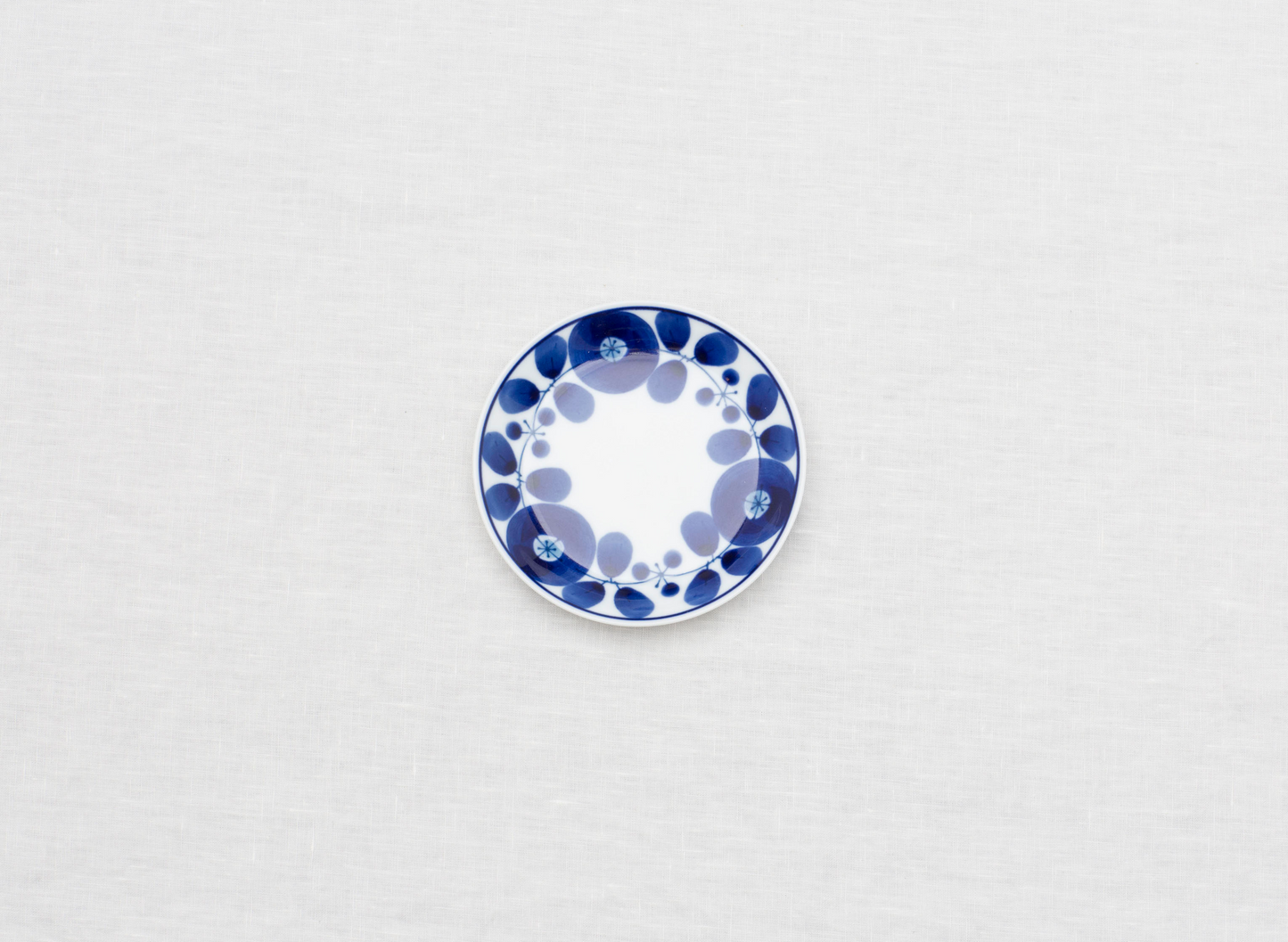 White blossom design CIBI TOKYO Bloom Plate SS ceramic dish with blue floral pattern on white background, perfect for serving.