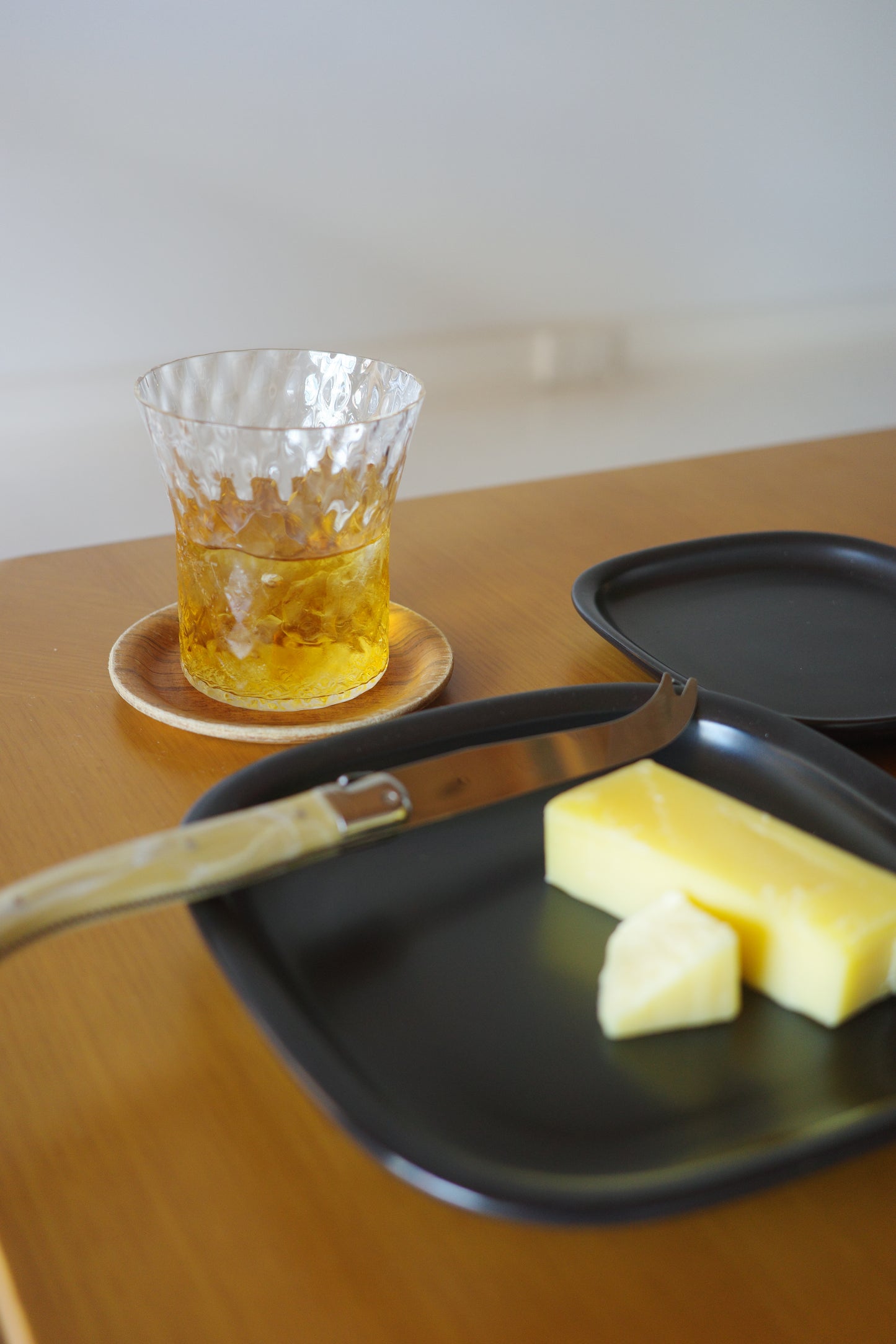 Black and white plate from 柳宗理's 食器シリーズ, medium size, with a sleek, modern design suitable for everyday use.