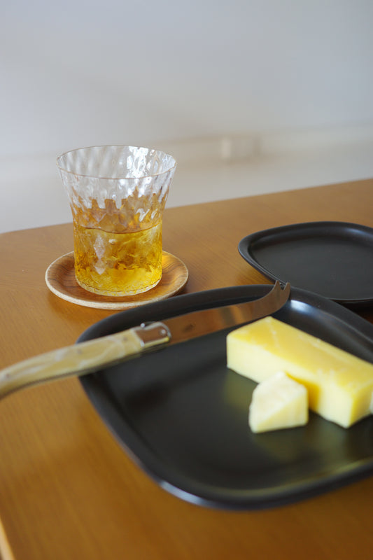 Black and white plate from 柳宗理's 食器シリーズ, medium size, with a sleek, modern design suitable for everyday use.