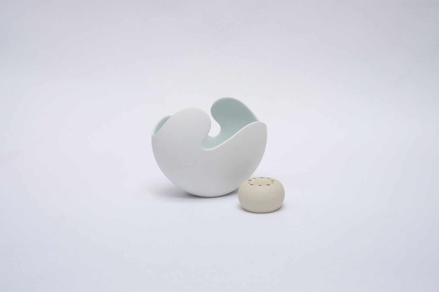 白山陶器 ライフシェルズ花器 / Life Shells Vase with Flower Stand - CIBI TOKYO STORE