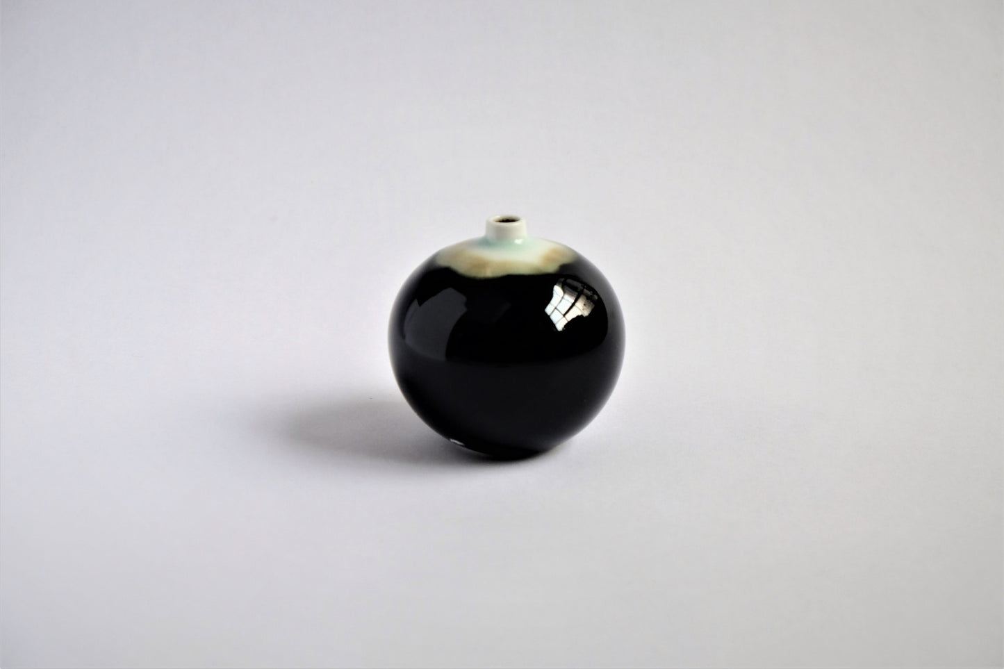 白山陶器 球型ミニ花瓶 / Round Vase - CIBI TOKYO STORE