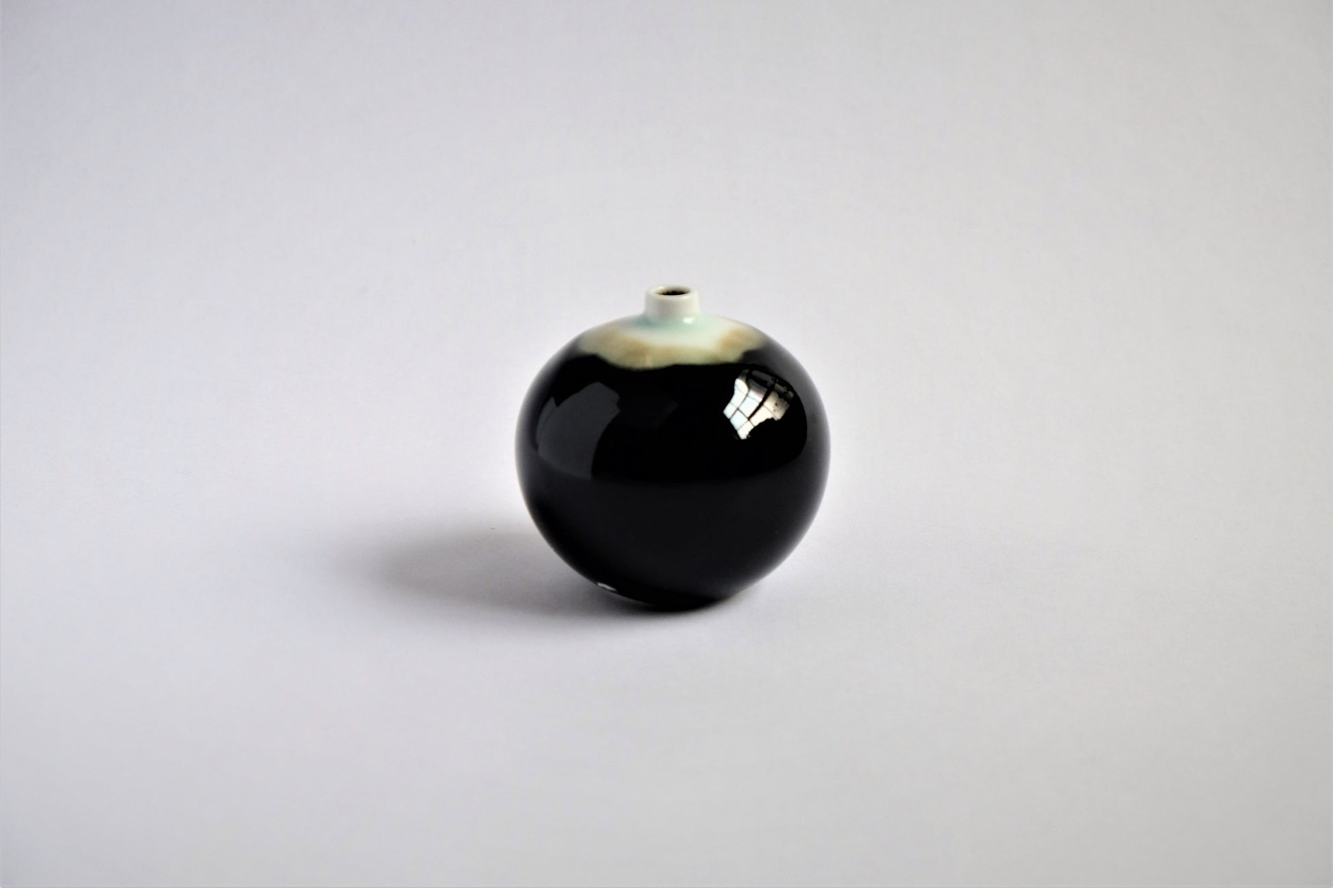 白山陶器 球型ミニ花瓶 / Round Vase - CIBI TOKYO STORE