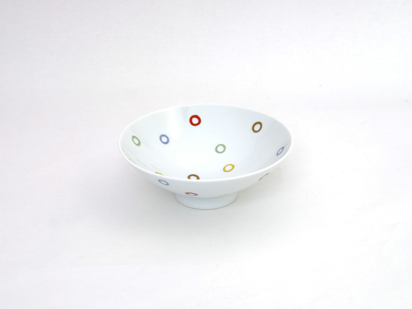 White Hakusan陶器平茶碗 AB-10 with a smooth, shallow ceramic design and traditional Japanese style.