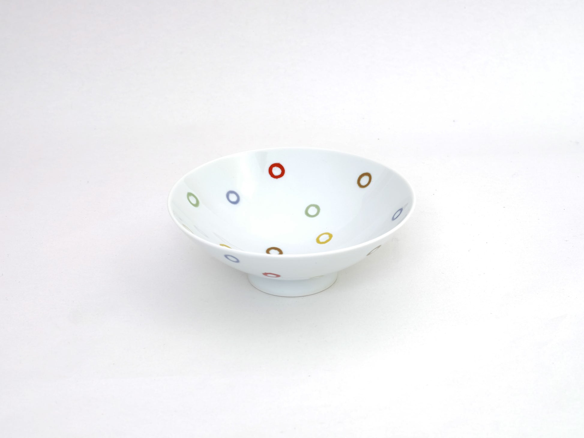 White Hakusan陶器平茶碗 AB-10 with a smooth, shallow ceramic design and traditional Japanese style.