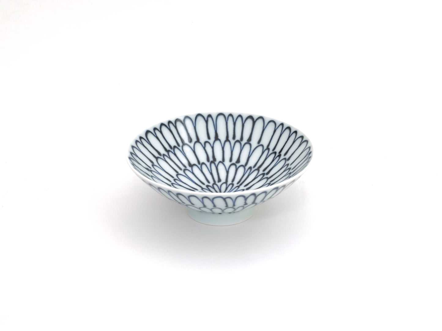White Hakusan ceramic shallow tea bowl P-4 from the Bai Shan pottery collection, showcasing smooth white glaze and traditional design.