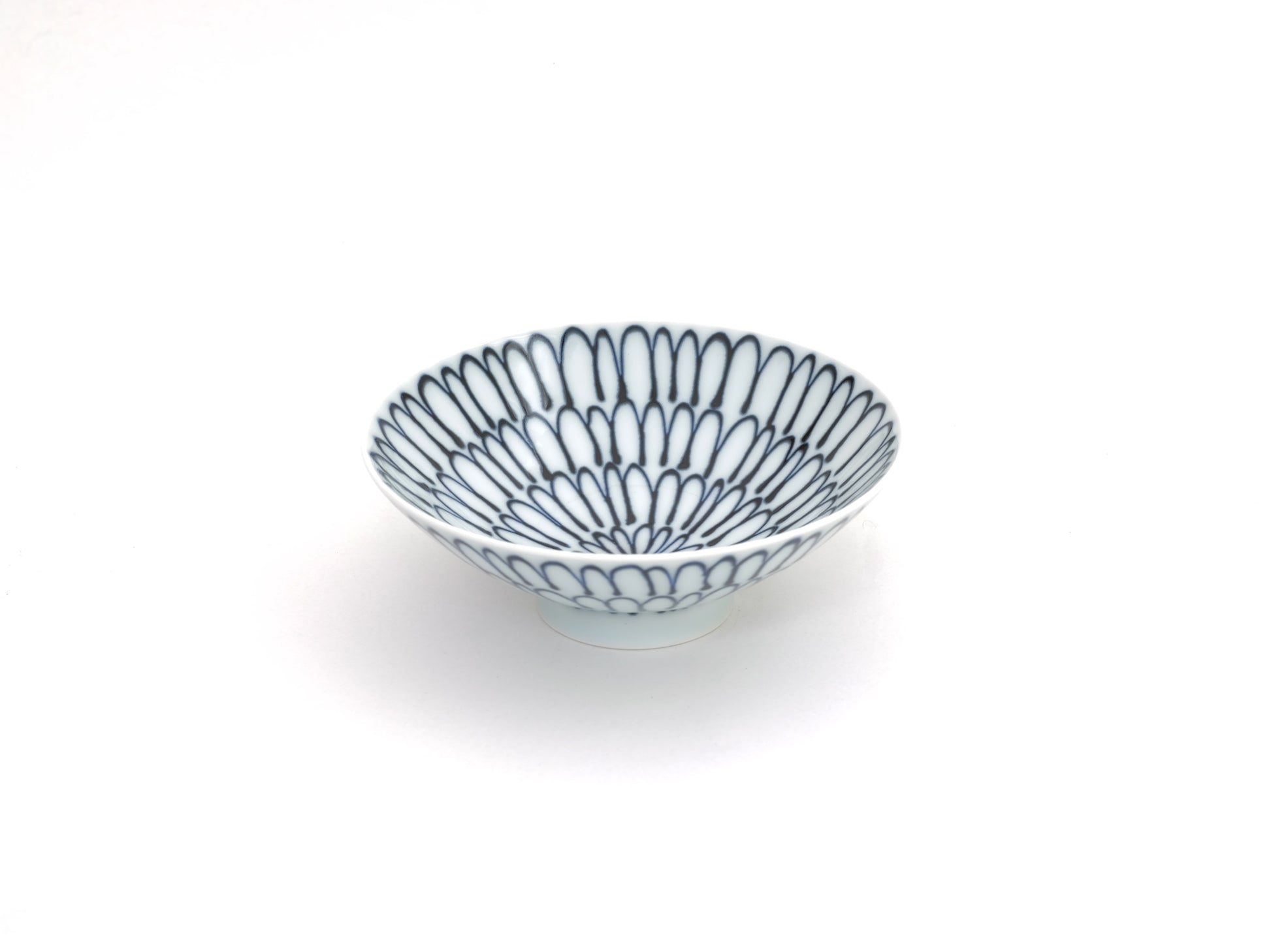 White Hakusan ceramic shallow tea bowl P-4 from the Bai Shan pottery collection, showcasing smooth white glaze and traditional design.
