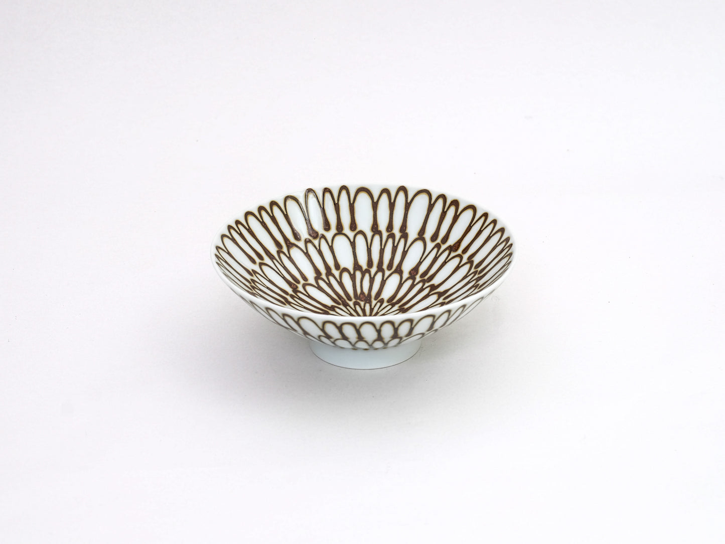 White porcelain shallow tea bowl, model Q-54 by Hakusan陶器, showcasing a smooth, rounded design with a glossy finish.