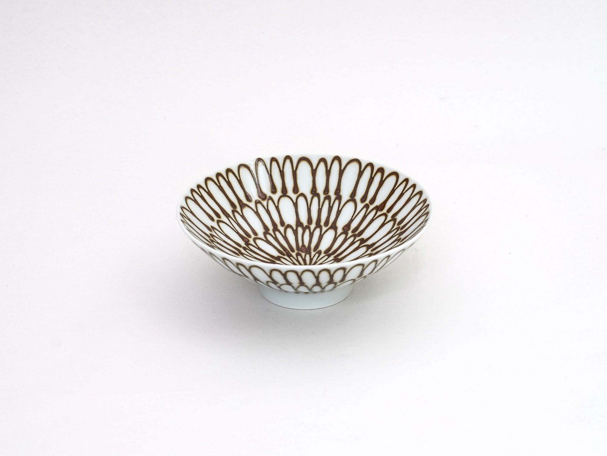 White porcelain shallow tea bowl, model Q-54 by Hakusan陶器, showcasing a smooth, rounded design with a glossy finish.