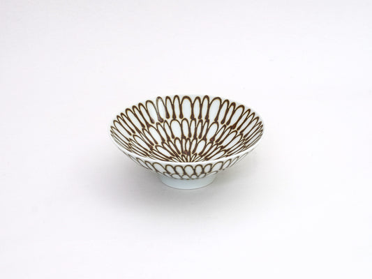 White porcelain shallow tea bowl, model Q-54 by Hakusan陶器, showcasing a smooth, rounded design with a glossy finish.