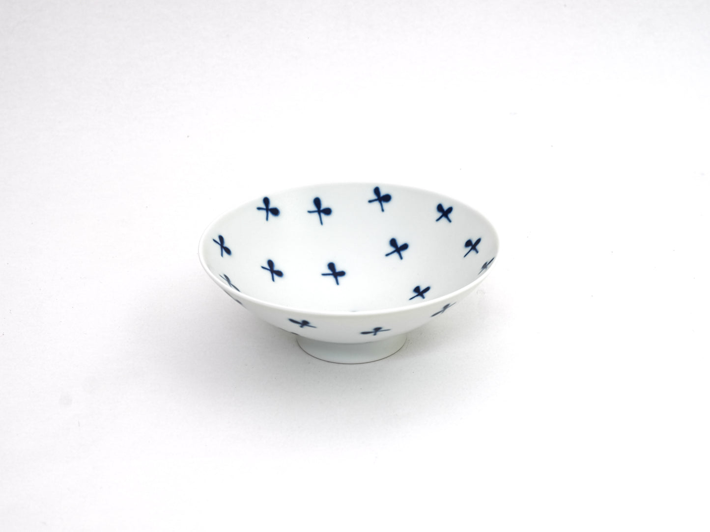 White mountain pottery flat tea bowl ST-16 with a smooth, rounded ceramic surface and traditional Japanese design.