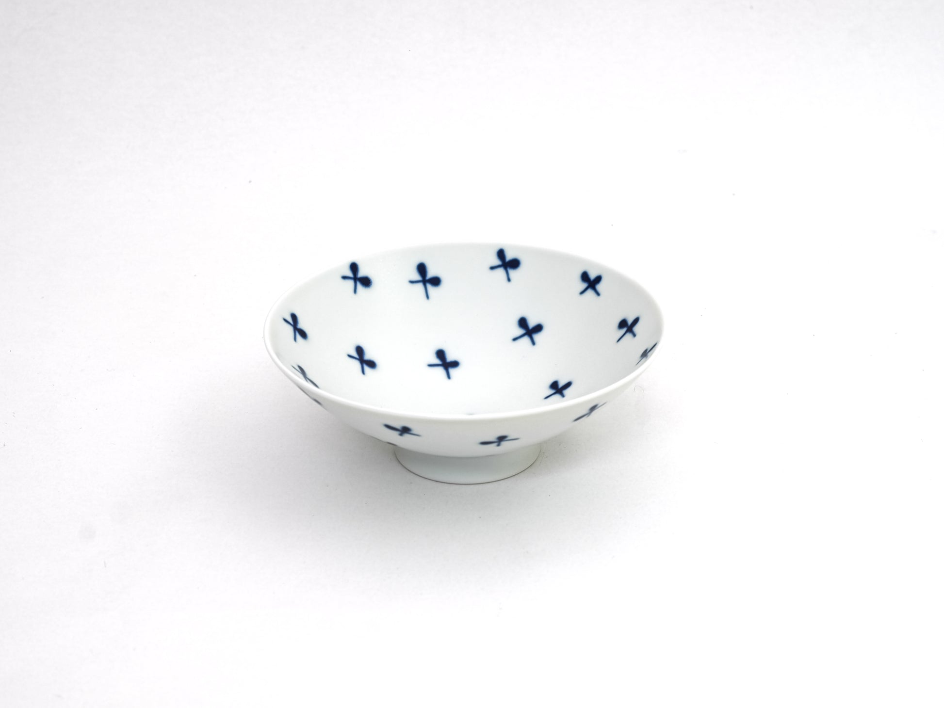 White mountain pottery flat tea bowl ST-16 with a smooth, rounded ceramic surface and traditional Japanese design.