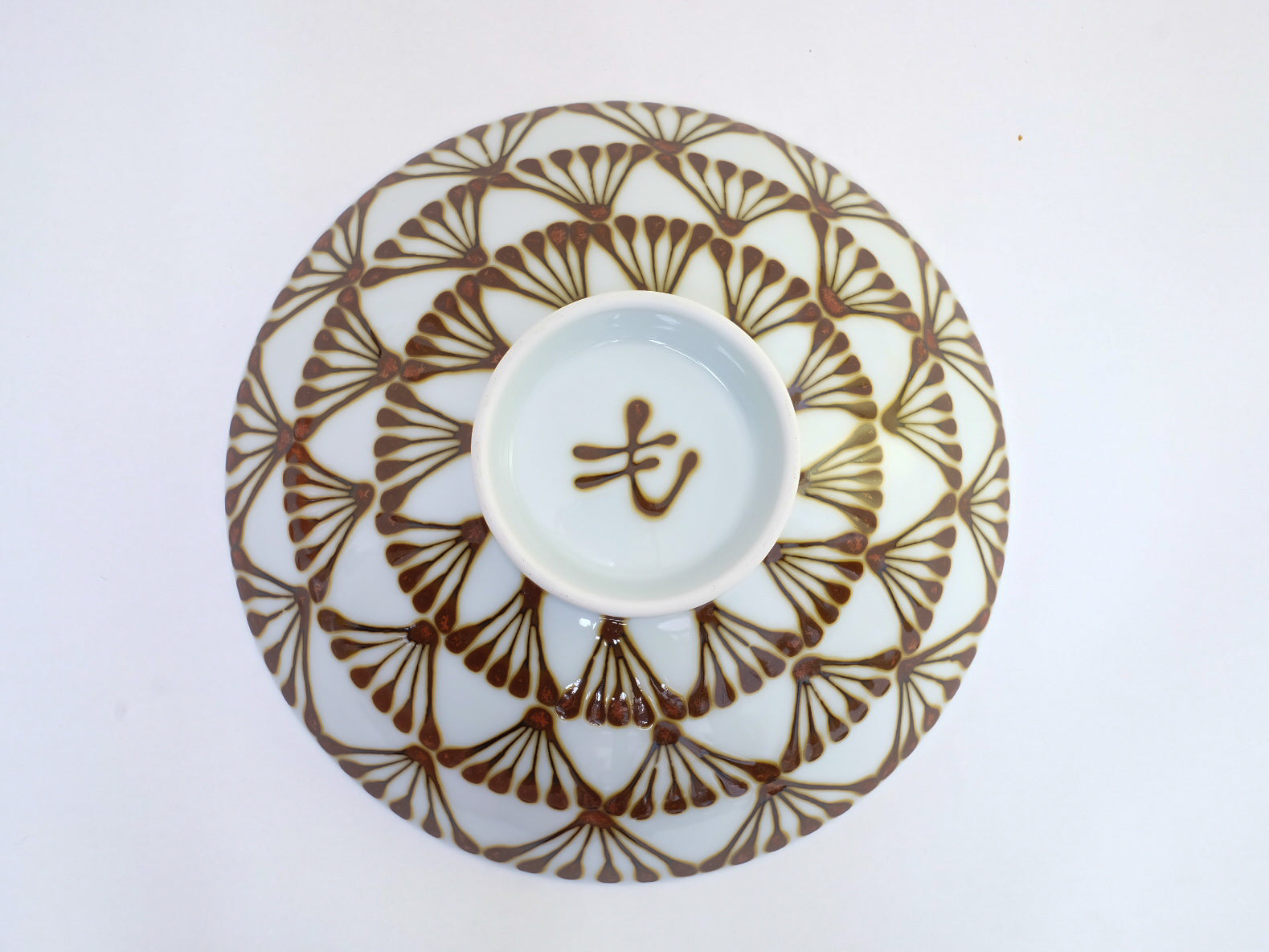 White ceramic shallow bowl with smooth glaze, model Q-58 from Hakusan陶器, traditional Japanese tableware.