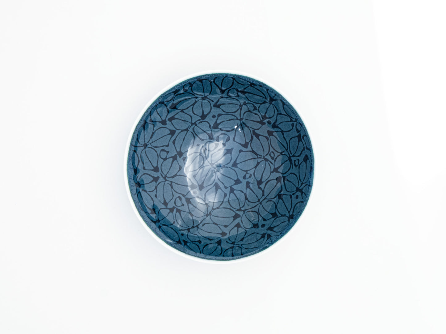 White ceramic shallow tea bowl GN-55 by Hakusan陶器, featuring a smooth round shape and traditional Japanese design.