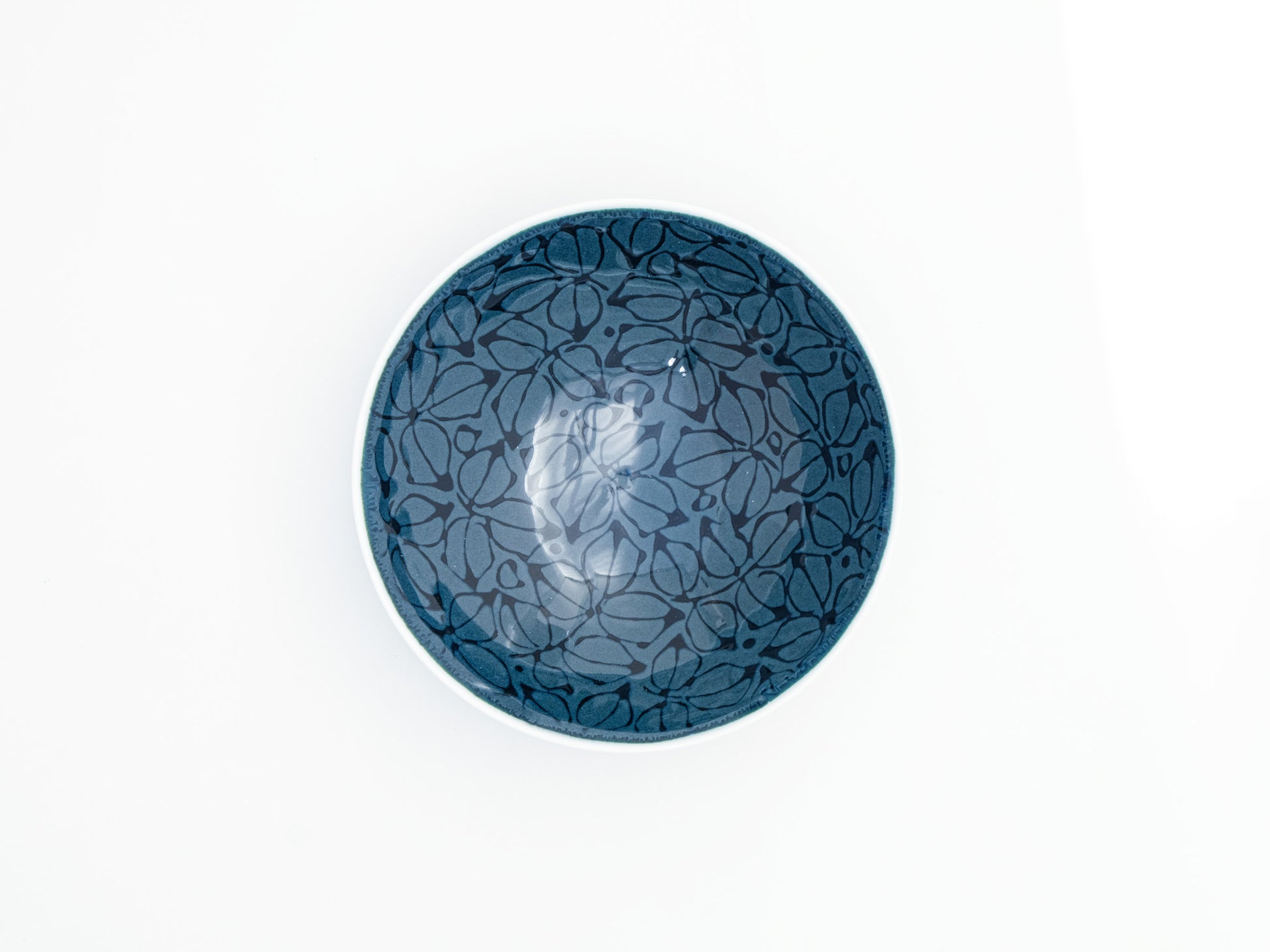 White ceramic shallow tea bowl GN-55 by Hakusan陶器, featuring a smooth round shape and traditional Japanese design.