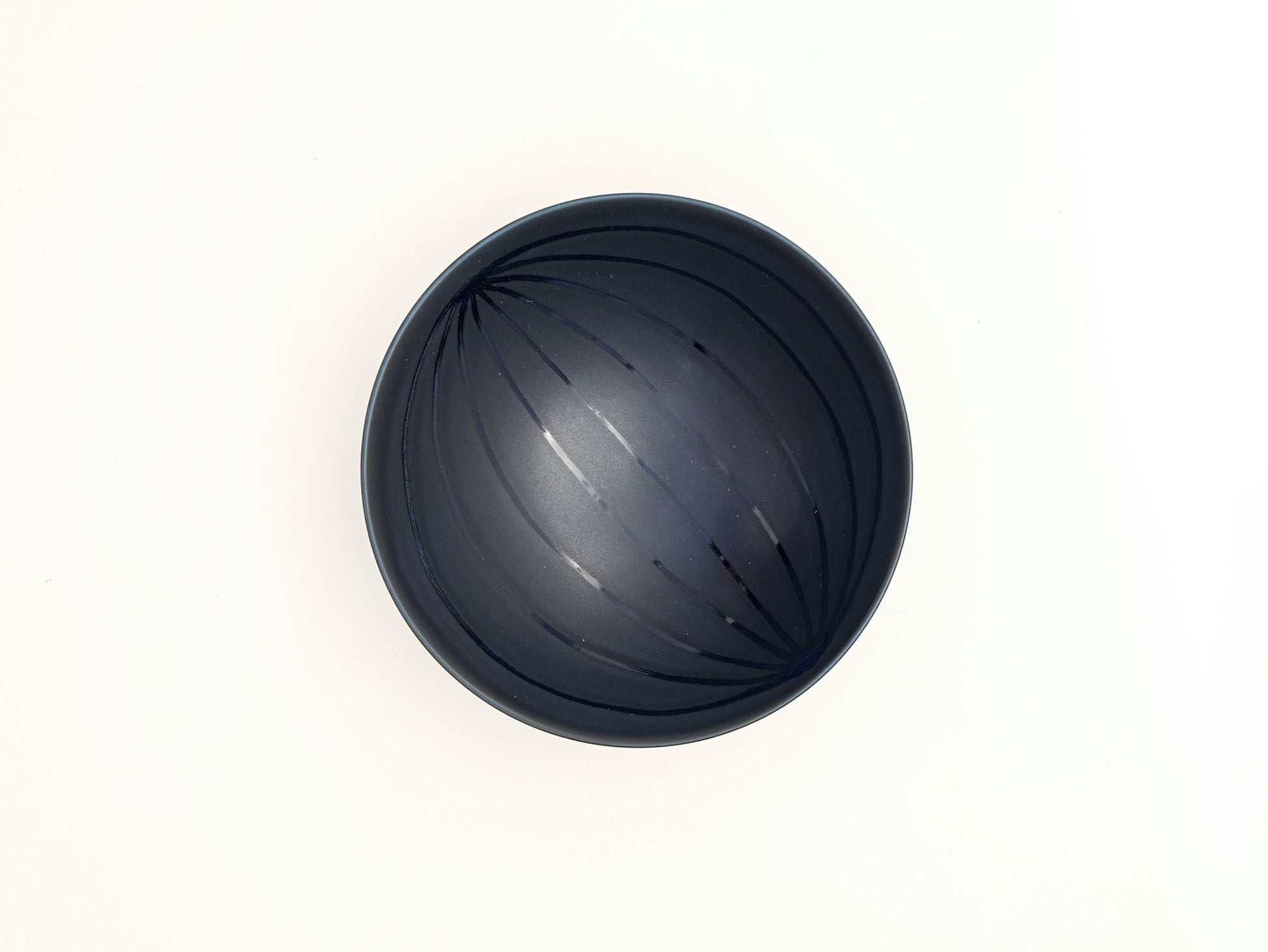 White mountain ceramic flat bowl U-15, traditional Japanese tea bowl with smooth, glazed surface and subtle earthy tones.
