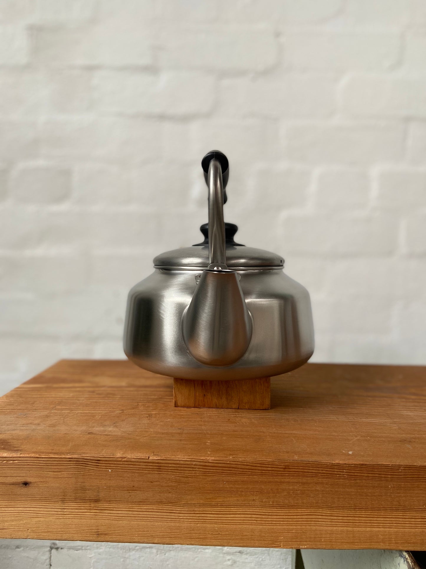Sori Yanagi stainless steel kettle with matte finish, featuring a sleek handle and spout for easy pouring.