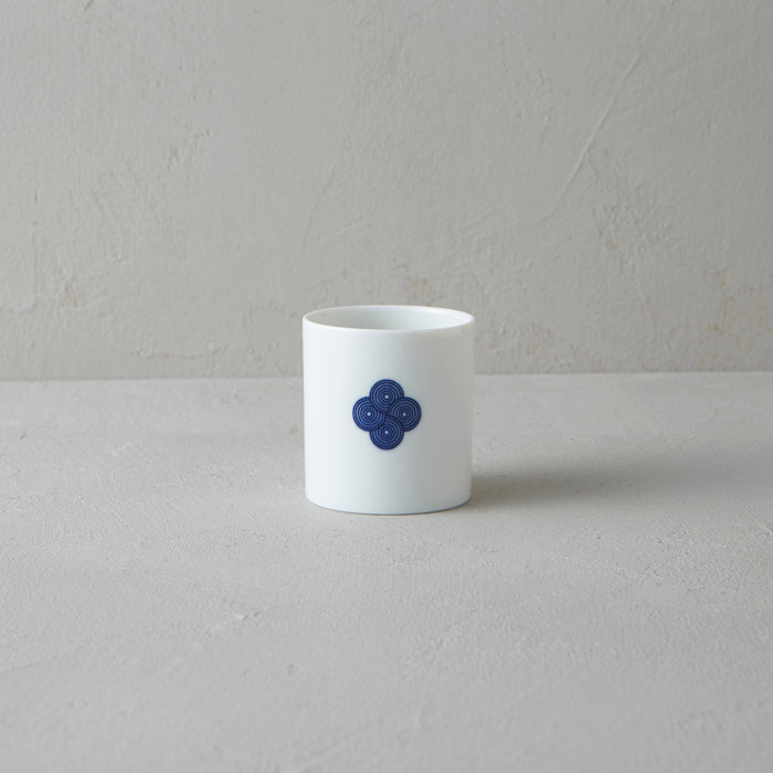 White ceramic teacup from 柳宗理's 和食器シリーズ with blue染付紋 and 渦 design, traditional Japanese style.