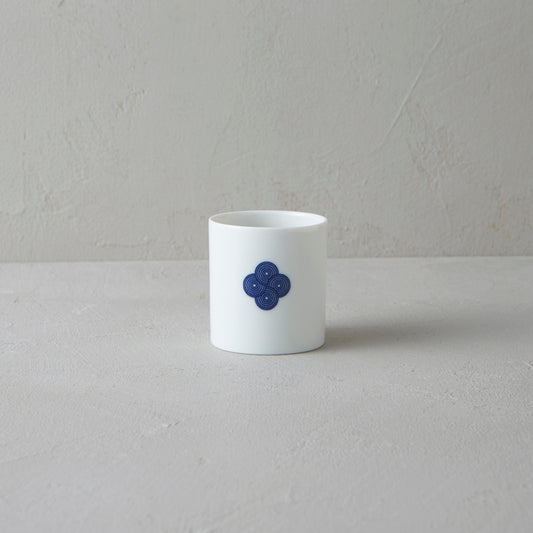 White ceramic teacup from 柳宗理's 和食器シリーズ with blue染付紋 and 渦 design, traditional Japanese style.