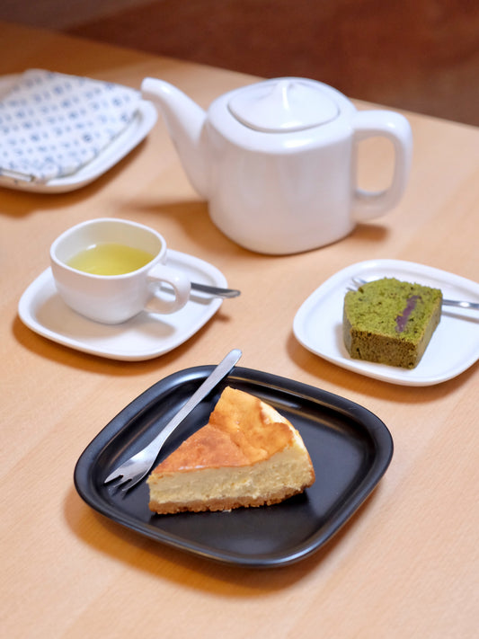 Black and white coffee cup with matching saucer from 柳宗理's Sori Yanagi series, featuring minimalist Japanese design.