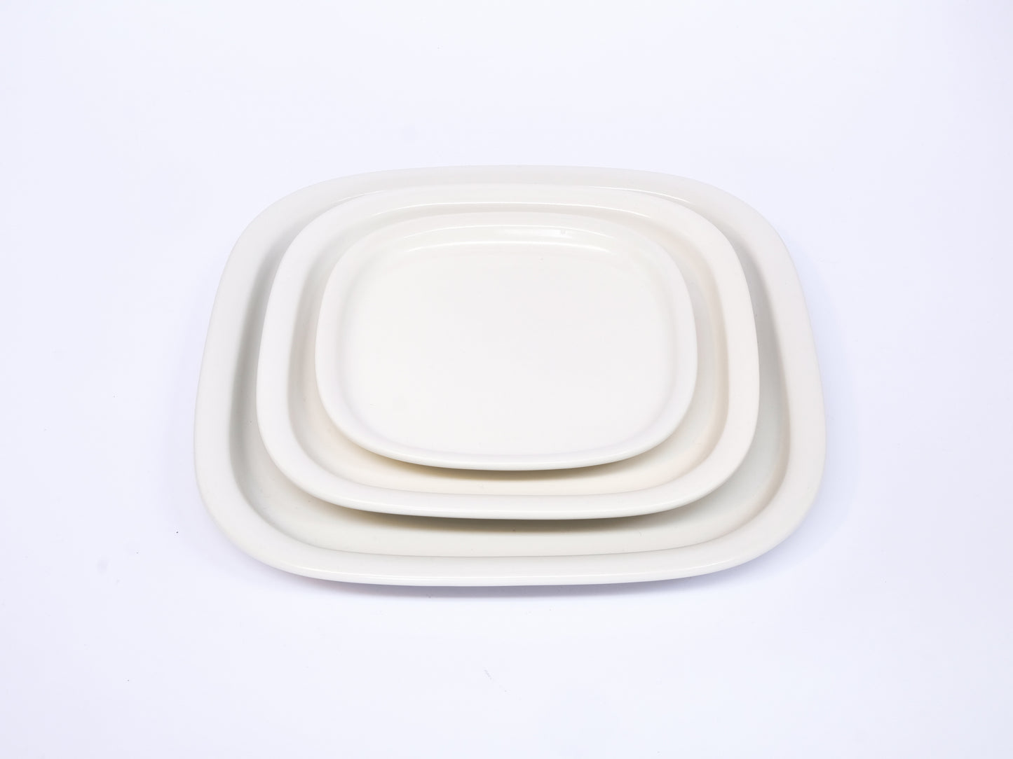 Black and white ceramic plate from 柳宗理's Sori Yanagi White and Black Dish Series, medium size, with a sleek, minimalist design.