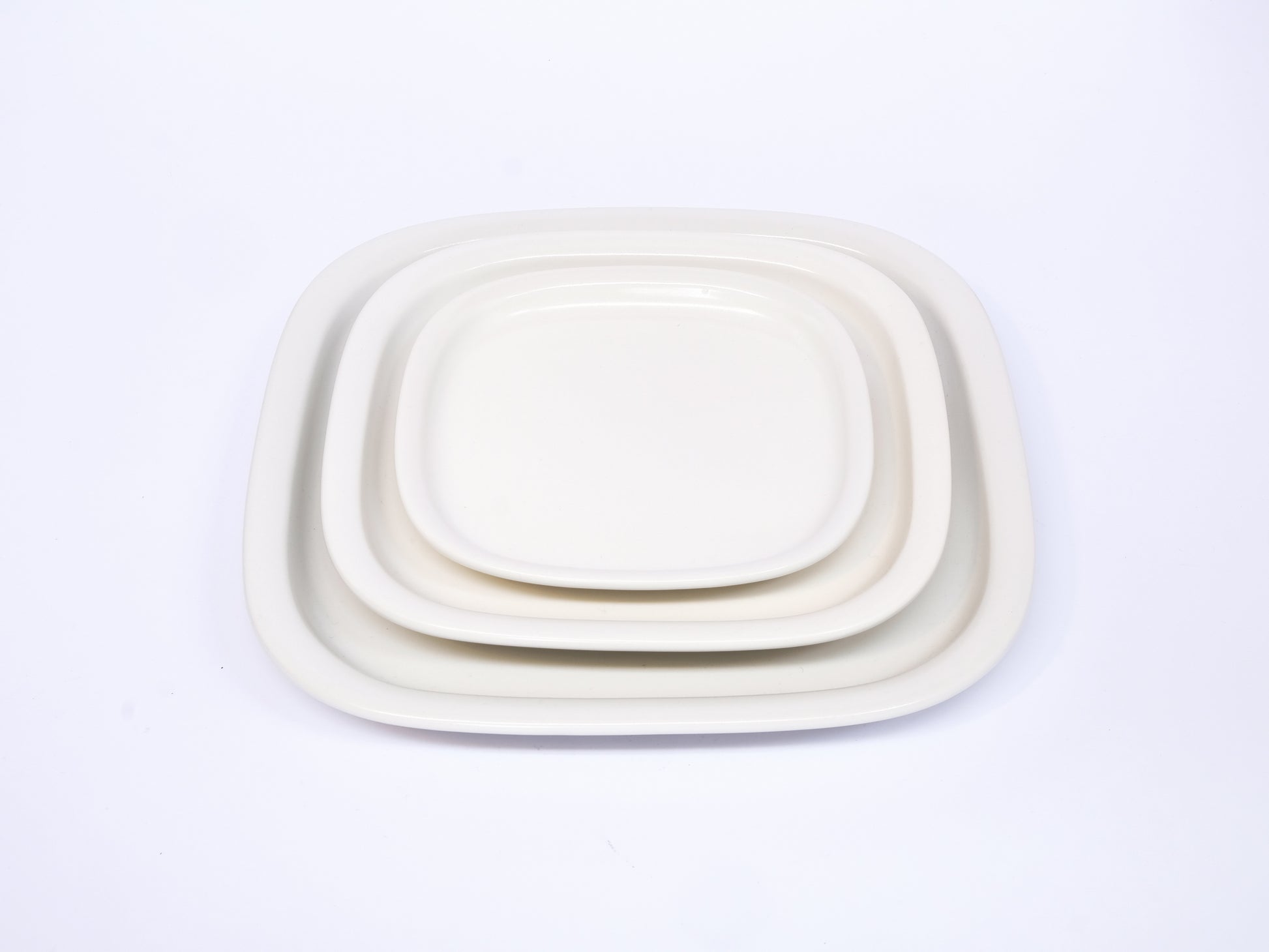Black and white ceramic plate from 柳宗理's Sori Yanagi White and Black Dish Series, medium size, with a sleek, minimalist design.