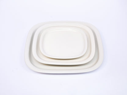 Black and white ceramic plate from 柳宗理's Sori Yanagi White and Black Dish Series, medium size, with a sleek, minimalist design.