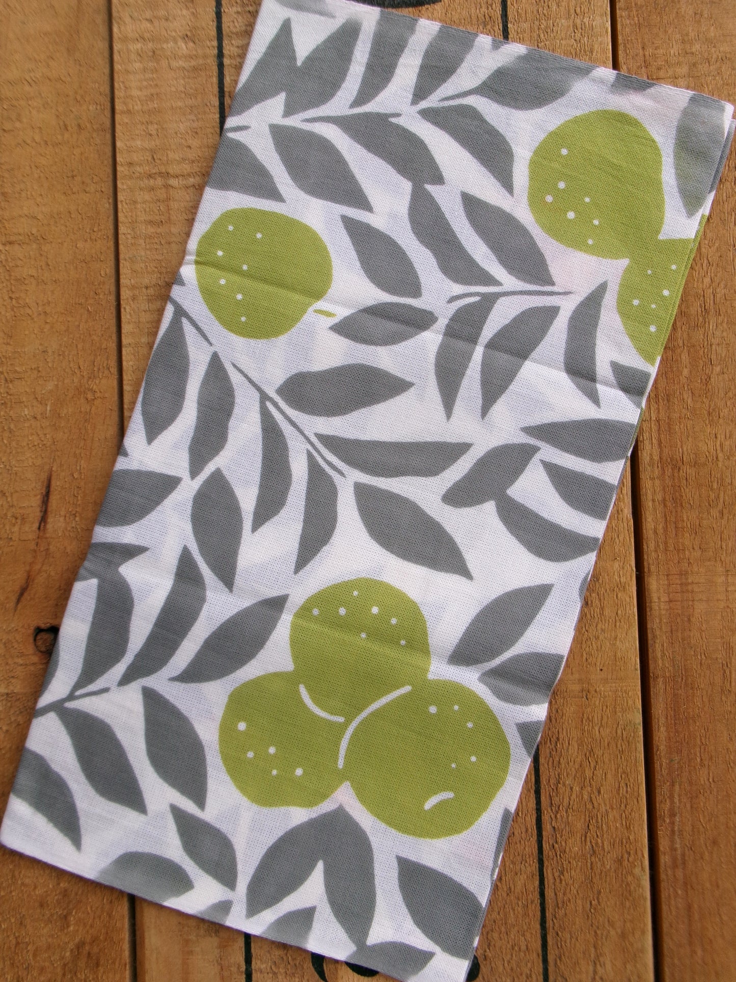Japanese tenugui towel featuring a traditional 和梨 (Japanese pear) design by かまわぬ, displayed with intricate patterns and vibrant colors.